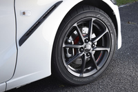 チューニングは基本的に足まわりのみ。専用セッティングのサスペンションやより軽量なアルミホイール、専用のブレーキパッドおよびドリルドタイプのブレーキディスクを採用している。