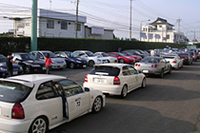 ゾクゾクとコースインする、さまざまな車種の参加車両。