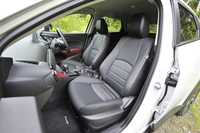 「XDツーリング」には、合成皮革とクロスのコンビシートが装備される。
    