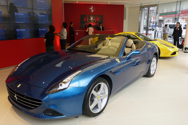 「Rosso Scuderia六本木ショールーム」に展示される「カリフォルニアT」と「458スペチアーレ」。
