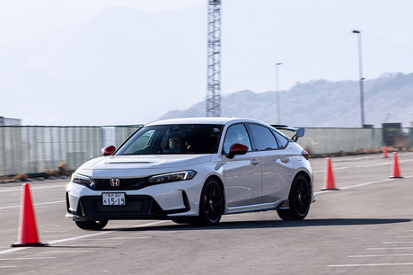 ホンダアクセスが手がける純正パーツを装着した最新ラインナップのなかから、「シビック タイプR」と「ヴェ...