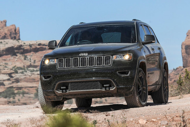 ジープ 75周年記念クッション オリーブグリーン ジープ・ラングラー」など3車種に75周年記念車 【ニュース】 - webCG