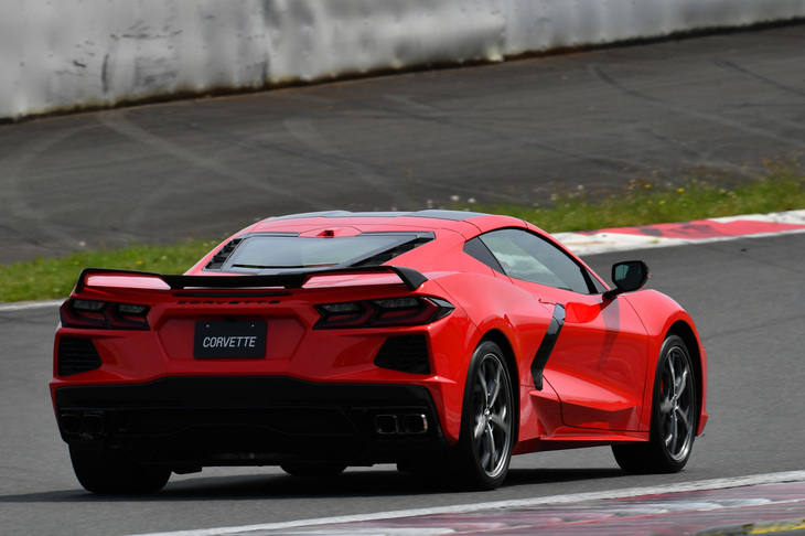 富士スピードウェイを走行する新型「シボレー・コルベット」。（写真：ゼネラルモーターズ・ジャパン）