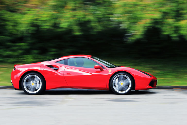 リアフェンダーのエアインテークは往年の「308GTB」へのリスペクトという。ルーフラインなどには、どこかしら「ディーノ」の面影もある。