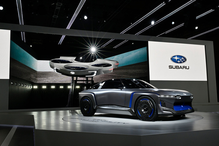 ジャパンモビリティショーで発表された、「エアモビリティー コンセプト」（写真左奥）と「スポーツモビリティー コンセプト」（同右手前）。