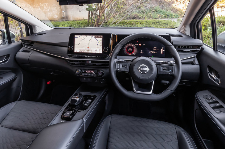 インテリアでは、レザレットのシート地や、高級材とされる紫檀（シタン）柄のインストゥルメントパネルが目を引く。