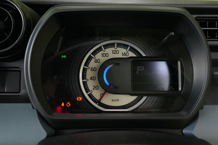 メーターパネルは1眼式。タコメーターは備わらない。