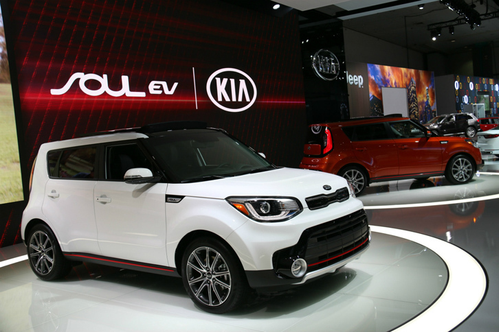 前述のペーター・シュライヤー氏が社長を務めるキアが、2016年11月のLAショーに出展した「ソウル エクスクレイム」。