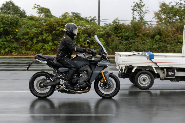 「レーダー連携UBS」は、あくまでライダーのブレーキ操作をアシストする機能であり、四輪車でいう「衝突被害軽減ブレーキ」とは違い、自動でブレーキがかかるわけではない（そんなことをすると転倒の恐れがあるからだ）。