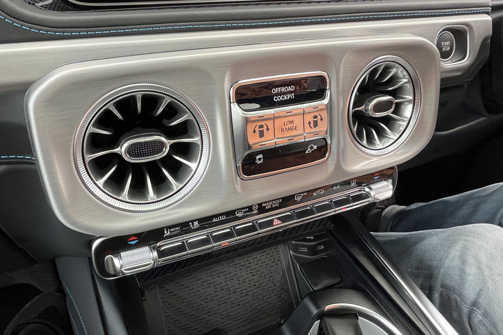 エンジン搭載モデルで3つのデフロックスイッチが備わるインストゥルメントパネル中央に、「G580 with EQテクノロジー」の場合はローレンジと「Gターン」「Gステアリング」のスイッチをレイアウトしている。