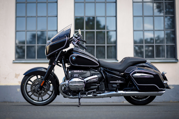 2020年4月に誕生したばかりのBMWのビッグクルーザー「R18」。「R18B」はその新たなラインナップで、フロントカウルとサイドケースを備えた、いわゆる“バガースタイル”のモデルである。