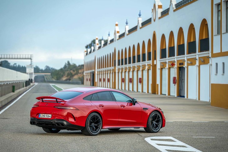 「メルセデスAMG GT63 S Eパフォーマンス」は、欧州を皮切りに2022年4月から市場投入される。そのスタート価格は19万6897.4ユーロ（約2690万円）となっている。