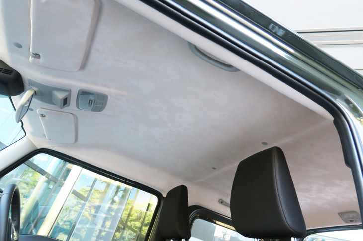 天井を助手席側から見上げたところ。西陣織は、天井の全面に用いられている。