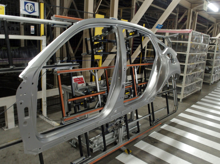 新型「シビック タイプR」のアウターパネル。標準車よりリアフェンダーの張り出しが大きくなっているが、さまざまな工夫によってプレスの回数を同じ4回で済ませ、手間とコストの増加を防いでいる。