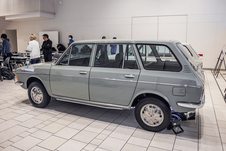 「スバルff-1 1300Gバン4WD」のサイドビュー。ボディーサイズは全長×全幅×全高＝3880×1480×1430mm、ホイールベースは2415mm。EA62型と呼ばれる最高出力80PS/6400rpm、最大トルク99N・m/4000rpmの1.3リッター水平対向4気筒エンジンを搭載する。