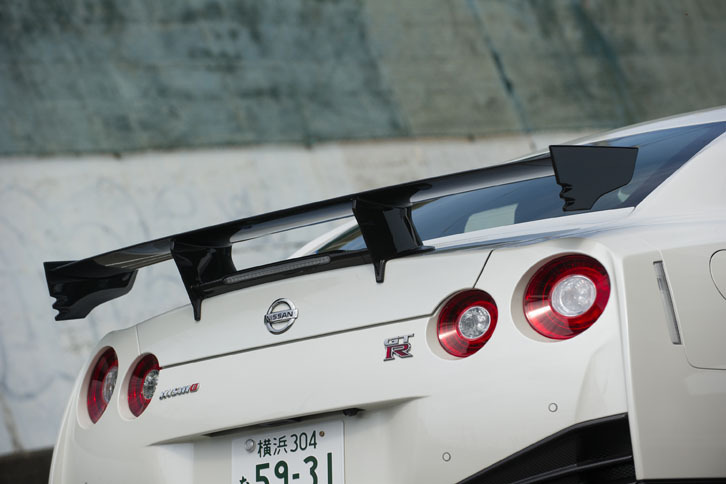 「GT-R NISMO」に標準装備されるカーボンリアスポイラー。リアに強力なダウンフォースを発生させる。