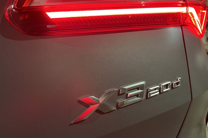 今回試乗した「X3 20d xDrive Mスポーツ」の車両本体価格は858万円。「フローズンピュアグレー」と呼ばれる32万円のオプションカラーをまとっていた。