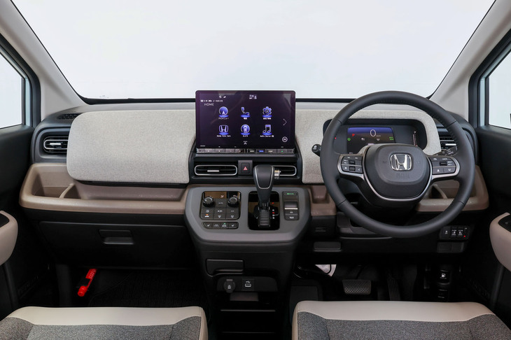 水平基調でクリーンな視界確保をポイントにデザインされた「フリード」のインストゥルメントパネル。従来型ではダッシュボードの上部に横長のメーターが配置されたが、新型ではステアリングホイールの奥に7インチの液晶ディスプレイが置かれる。