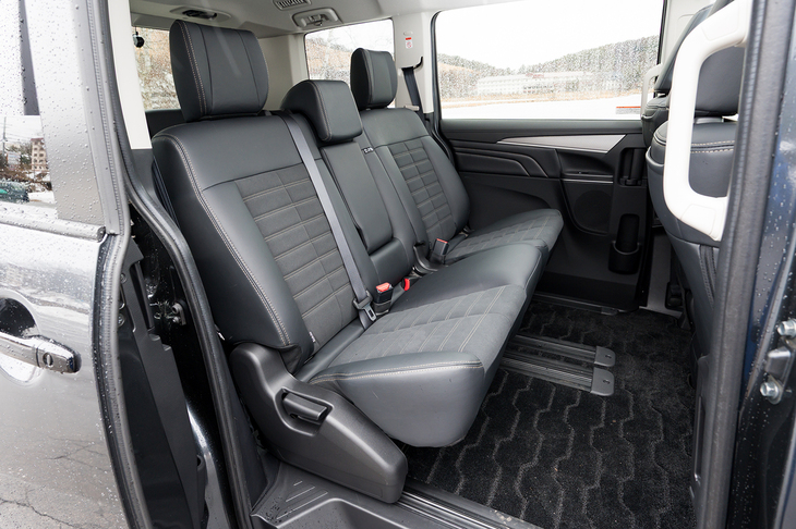 この試乗車は7人乗りなので2列目はベンチタイプ。座面と背もたれを合わせてパイプ椅子のような要領で前に片づけられる。