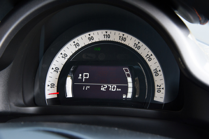 メーターまわりは基本的に他のグレードと共通。中央にインフォメーションディスプレイを備えた単眼式で、エンジン回転計は装備されていない。