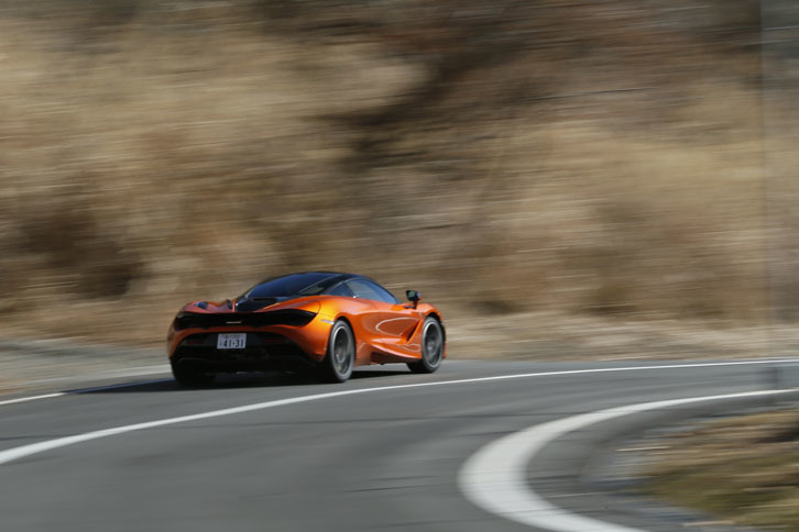 「720S」は、新世代の「プロアクティブシャシー・コントロール」を搭載。サスペンションやパワーステアリングとの統合制御により、ドライバーの自在なドリフトコントロールを許容する。