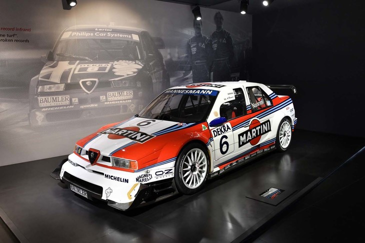 「155 V6 TI」はドイツツーリングカー選手権でメルセデスと激しく戦い、イタリア中を沸かせたモデル。2.5リッター／自然吸気というレギュレーションに合わせて新設計されたエンジンは2498ccのV6。420PSのパワーを発生する。N.ラリーニやA.ナンニーニの活躍により、1993年シーズン、アルファ・ロメオはドライバーズ／コンストラクターズ双方のタイトルを獲得した。写真は1996年に参戦したモデル。