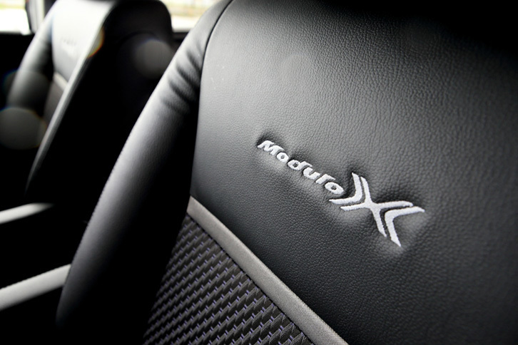 シートレイアウトは3列7人乗りと3列8人乗りの両方を用意。1列目シートの背もたれには「Modulo X」のロゴがあしらわれる。