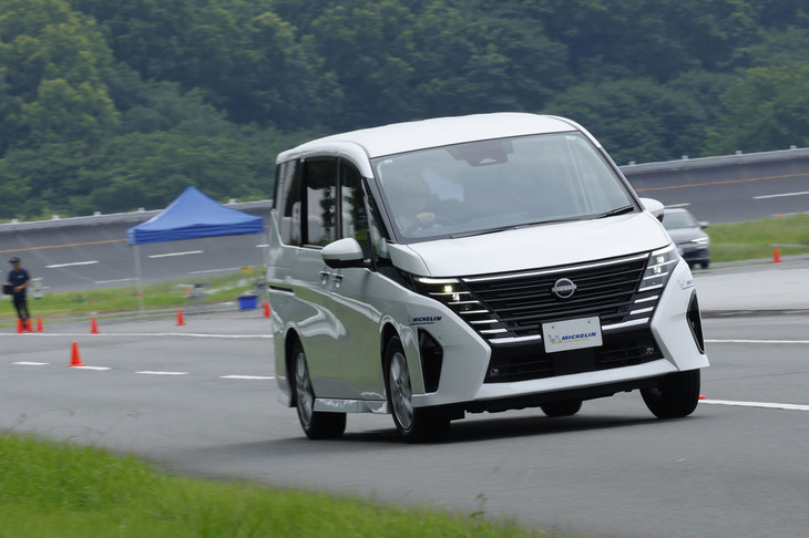 「日産セレナ」に「プライマシー5」を装着したスラロームテストシーン。装着サイズは205/65R16。ここではステアリング操作に対するリニアな反応と、収束の遅れを意識させない走りが確認できた。ミニバン専用をうたわずとも、良好な装着フィールを有していると実感した。