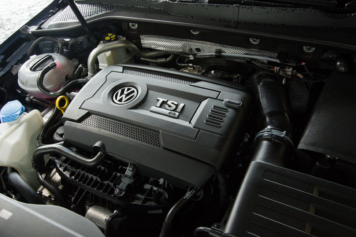 「ゴルフR」の心臓部となる2リッター直4ターボエンジンは、310psと400Nmを発生。ピストンや高圧インジェクションバルブ、ターボチャージャーなどの改良により、従来型から30psと20Nm上乗せされている。