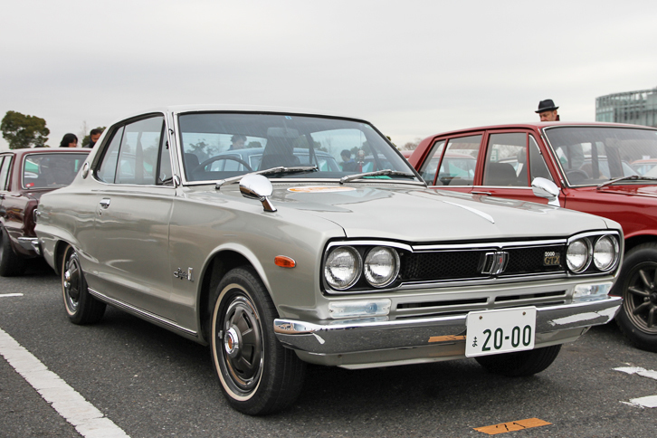 1972年「日産スカイライン ハードトップ2000GT-X」。ホイールキャップ付きのスチールホイールにホワイトリボンタイヤを履かせるなどオリジナルの姿を保った、通称ハコスカこと3代目スカイラインの最終型。