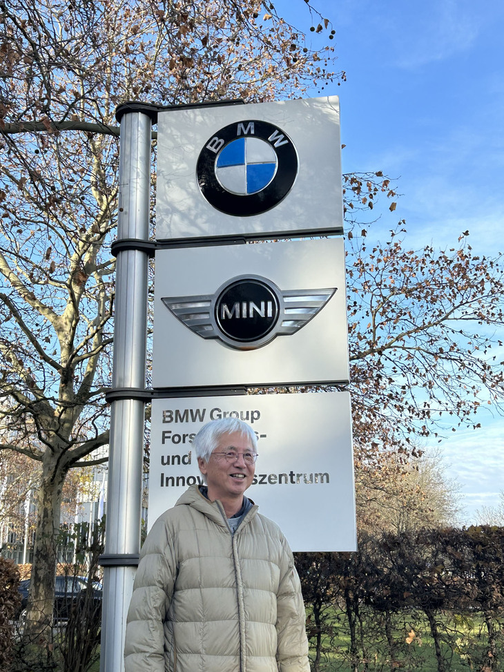 現役時代が懐かしい、BMWの技術センターの前で記念撮影。しかし、この施設へと通ったトヨタのトヨタのミュンヘン事務所は、今は無い。