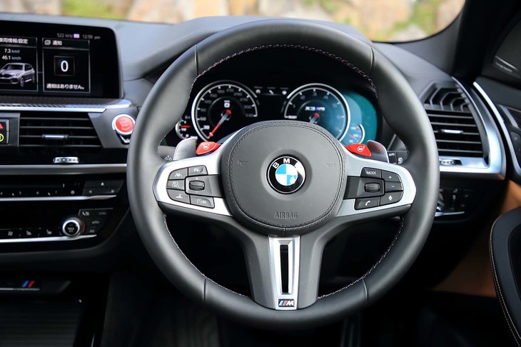 リムの太いMスポーツレザーステアリングを標準装備。ホーンボタンの左右には、あらかじめ設定した好みのドライビング設定を呼び出せる「M1／M2」ボタンがレイアウトされる。