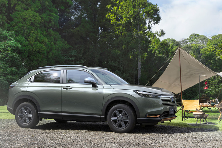 「WR-V」の正式発表前には、「ヴェゼル」（写真）とボディーサイズが近しいので「購入時に迷うユーザーが多いのでは？」との懸念も聞こえてきたが、現状では価格が決め手となり、WR-Vを指名買いする層も多いとか。ホンダではWR-Vのライバルを「トヨタ・ライズ」「ダイハツ・ロッキー」、「マツダCX-3」あたりと想定しているはずだ。