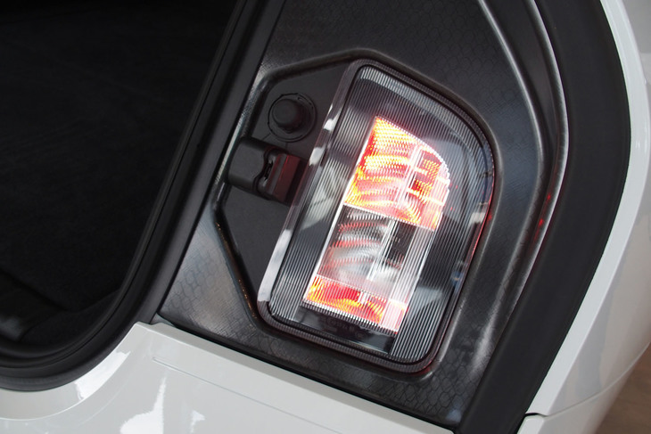 BMW iX（リアゲートのオープン時に点灯する開口部左右に設けられたテールランプ）