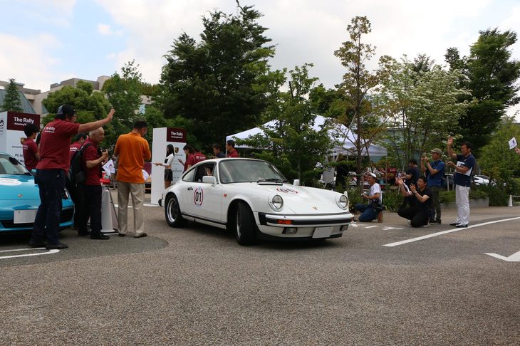 1985年の「930」が1号車となってラリーがスタート。参加者たちからの声援を受けて、さっそうと軽井沢に向けて走りだした。