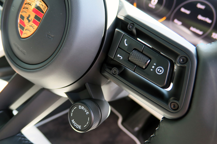 ポルシェ・タイカン4クロスツーリスモ（ステアリングスイッチ）
