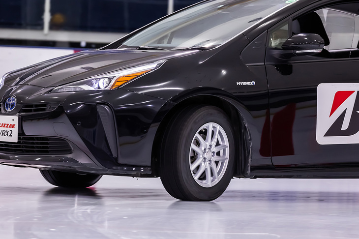 「ブリザックVRX2」が装着された「トヨタ・プリウス」での定常円旋回シーン。VRX2は2017年9月に発売された製品で、「VRX3」登場後も一部サイズが併売される。