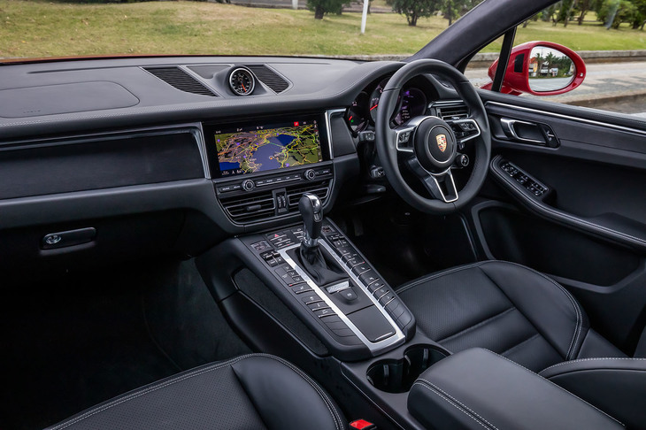 「GTS」も「マカン」のマイナーチェンジモデルに準じたインテリアデザインを採用。センターコンソール中央に位置する10.9インチの大型フルHDタッチスクリーンが目を引く。試乗車にはオプションのアルカンターラルーフライニングやシルバー塗装のレブカウンターダイヤルが装備されていた。