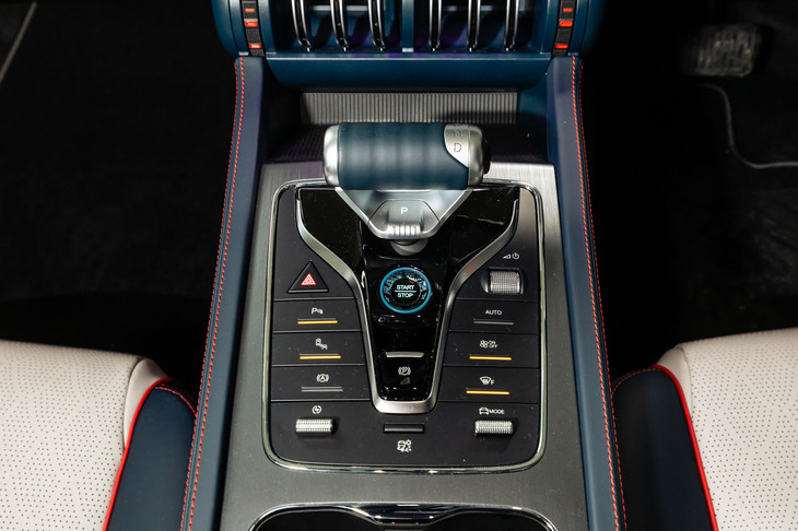 センターコンソールまわりの意匠はこれまでどおり。デザインテーマは「フィットネスジム＆ミュージック」で、楽しげな色使いがイイ感じだ。