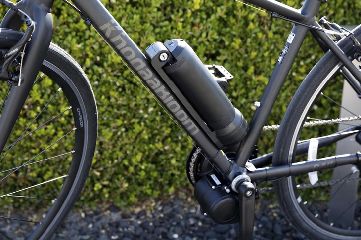 「RAIL ACTIVE-e」に装着されたバッテリーとモーター。「スマチャリ」の電動アシストユニットは、このほかさまざまな既製の非電動自転車に対応する。