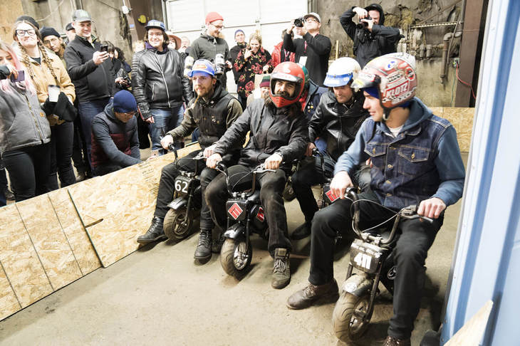 会場内の小さなスペースを合板で仕切ってつくった簡易コースで行われた、小型電動バイクのレース。その場で参加者を募り、レース中にはビールの空き缶が投げ込まれるなど、とにかく盛り上がる。