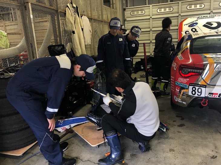 本来、クラブマンシリーズ エキスパートクラスとプロフェッショナルシリーズの車両は、ヒート終了後は車両保管エリアに安置されて翌朝まで触れることができません。しかし今回は、89号車のヒート1での接触によるダメージが思った以上に大きく、オフィシャルの立ち会いのもと、決められた作業時間内でリペア作業が行われました。