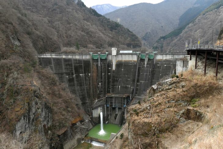 「二瀬ダム」は、日本ではちょっと珍しい重力式アーチダム。メカメカしい見た目がカッコよく、渇水時に見られる堤の“後ろ姿”も個性的だ。……ただ、例によって高所恐怖症の方はご用心。