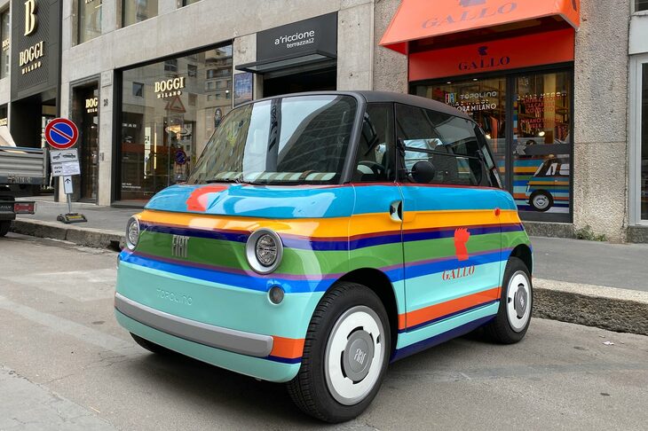 2025年4月のミラノ・デザインウイークで。フィアットはカラフルな色使いで知られる靴下ブランド、ガッロとコラボレーションを展開した。