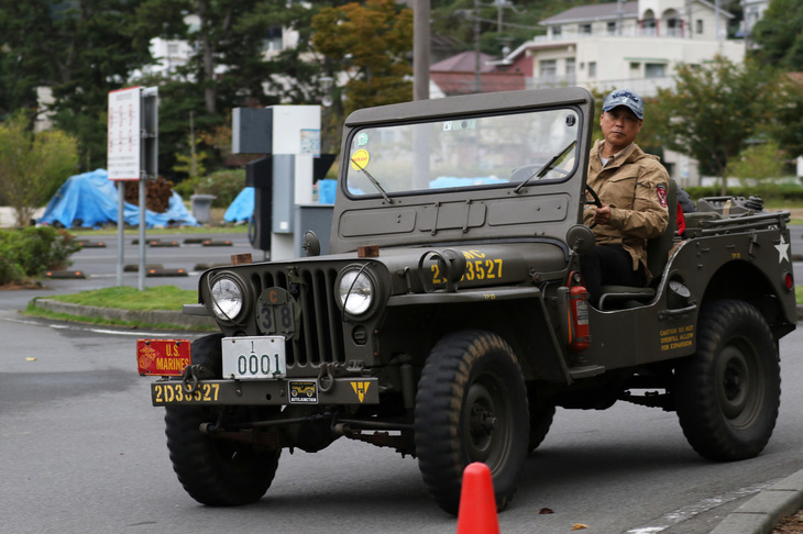 早々に会場にやってきた、運営スタッフを務める会員の乗るジープは1951年「ウイリスM38」。車両もさることながら、陸運支局名がなかった時代の東京のナンバープレートが、数字（ライセンスナンバー）を含めて超希少。