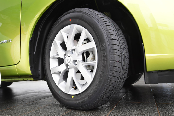 試乗車のタイヤサイズは185/65R15 88S。「ブリヂストンB250」が装着されていた。