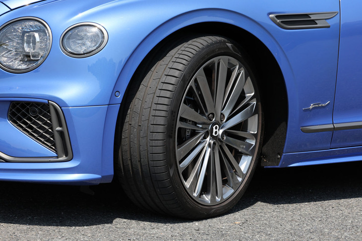 試乗車に装着されていたダークティント仕上げの「22インチスピードホイール」は、27万0880円の有償オプションアイテム。装着されるタイヤは「ピレリPゼロELECT」で、前275/35ZR22、後ろ315/30ZR22サイズを組み合わせていた。