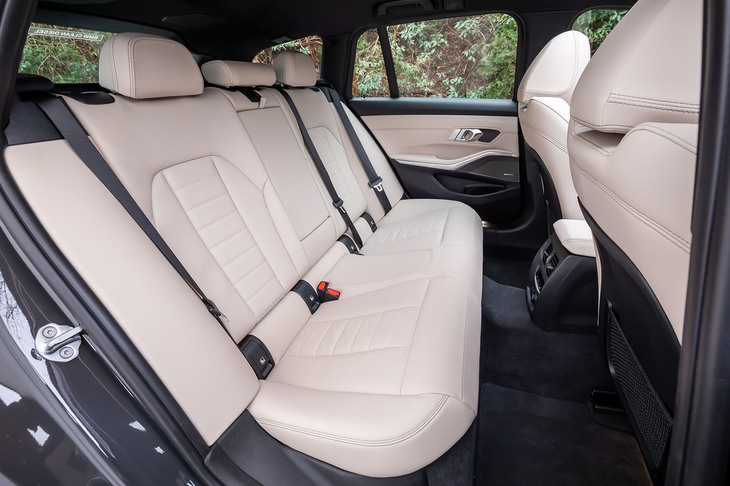 後席の背もたれは、セダンモデルと同様に40：20：40の分割可倒式を採用。荷室右側に設置されているレバーを引くと、ワンタッチで背もたれが前方に倒れ、簡単にシートアレンジが行える。