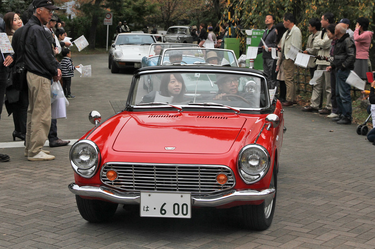 左ハンドル仕様の1965年「ホンダS600」を先頭に「MGミジェットMk2」「オースチン・ヒーレー・スプライトMk1」といったライトウェイトオープンスポーツが並んだ。