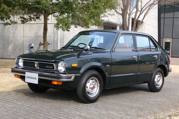 1973年「ホンダ・シビックCVCC」。当時、最も厳しい米国の排ガス規制「マスキー法」をクリアした最初のモデルとして有名。このエンジンは、若手技術者を中心に開発された。その成果に若手の成長を感じたのか、ホンダ創立25周年を迎えた同年に、社長の本田宗一郎と副社長の藤澤武夫がそろって退任した。